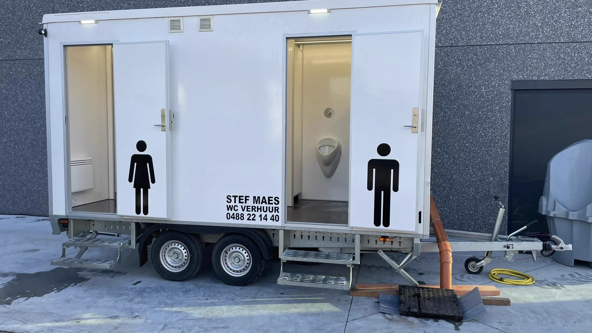 Kleine wc-wagen te huur, dames en heren aparte cabines